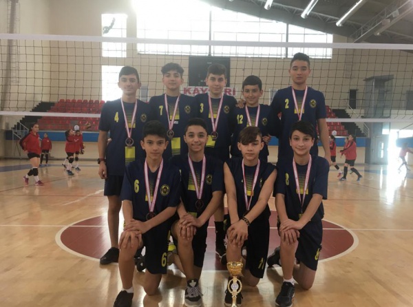 erkek voleybol takimimizi tebrik ederiz izzet oksuzkaya ortaokulu